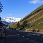 découvrez le style élégant de brigitte macron au vatican avec un chignon raffiné, une robe midi chic et des escarpins vertigineux, alliant sophistication et modernité.