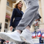 découvrez les baskets blanches ultra-confortables de brigitte macron, son choix incontournable qu'elle porte à chaque déplacement officiel pour allier élégance et confort.