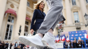 découvrez les baskets blanches ultra-confortables de brigitte macron, son choix incontournable qu'elle porte à chaque déplacement officiel pour allier élégance et confort.