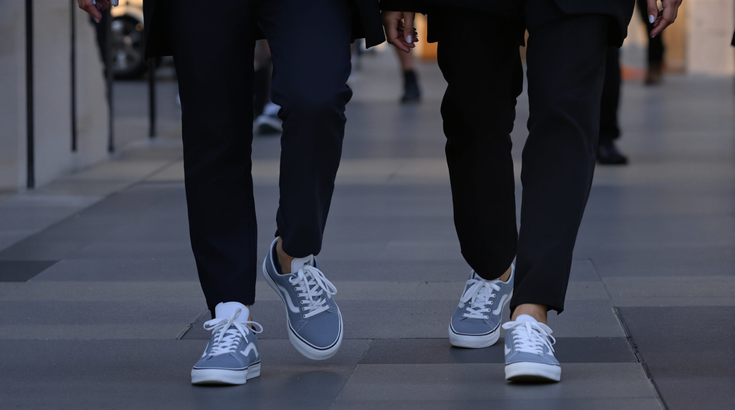 emmanuel et brigitte macron surprennent en portant des baskets lors d'une sortie nocturne, défiant les conventions et suscitant de vives réactions.