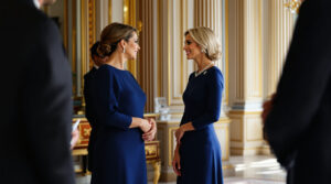 découvrez comment brigitte macron et rania de jordanie ont ébloui à l’élysée en arborant des robes longues parfaitement assorties, symboles d'élégance et de complicité.