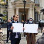 à l’élysée, une pancarte visant brigitte macron suscite la colère d’emmanuel macron contre le journal de 13 heures de france 2.