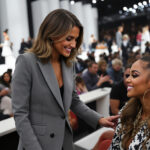au défilé louis vuitton, brigitte macron attire tous les regards dans un tailleur gris et salue zendaya, installée au premier rang.